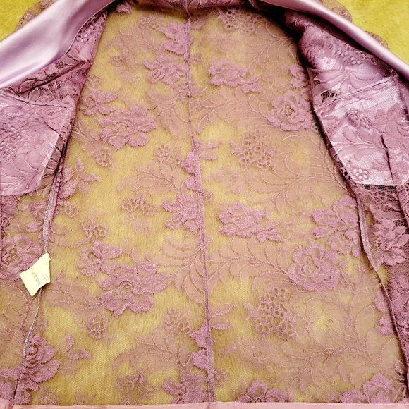 $2,500+ Dolce and Gabbana lace and silk blouse - Picture 7 of 12